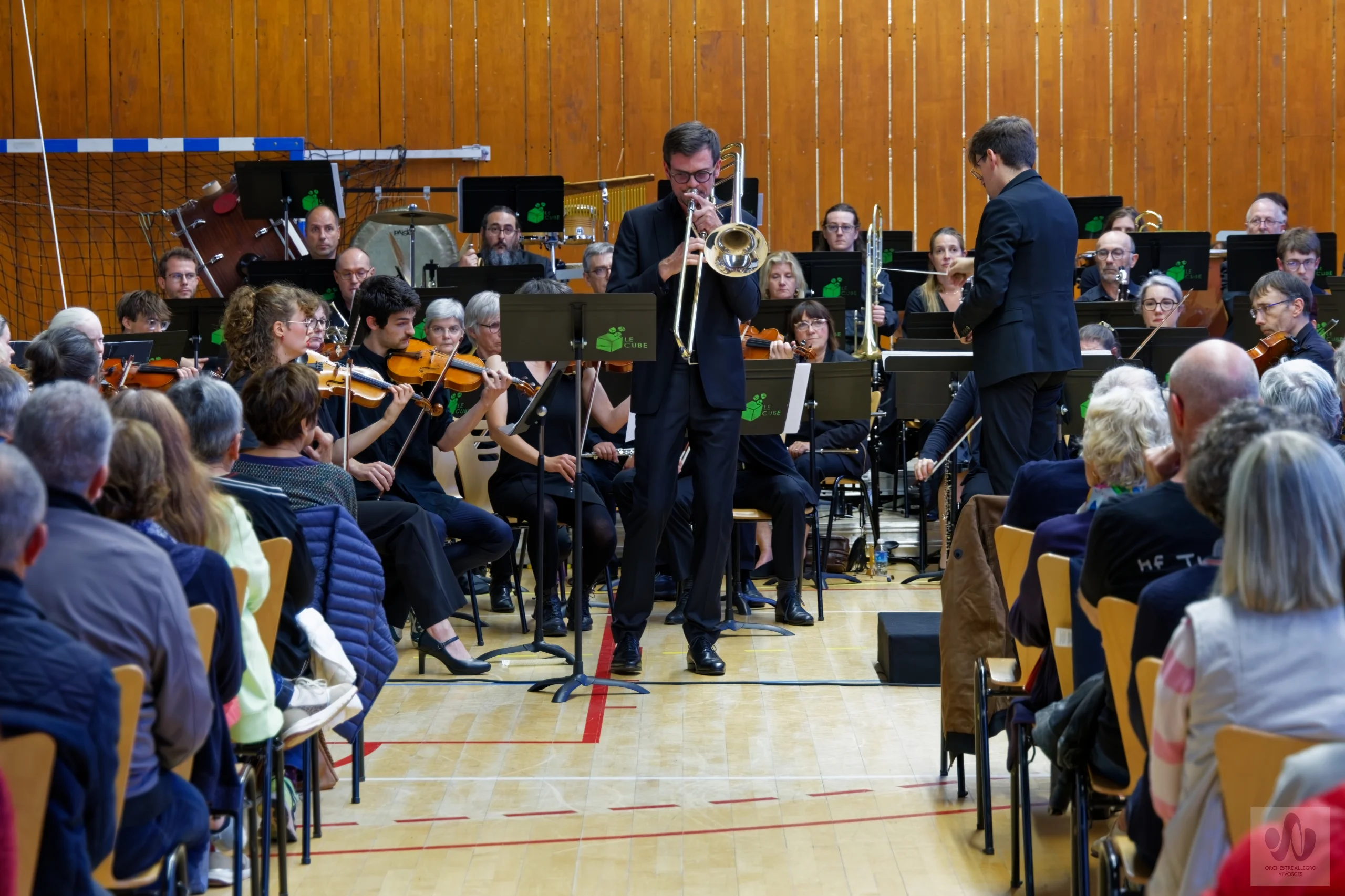 Dimitri en soliste, public sur le côté et orchestre derrière